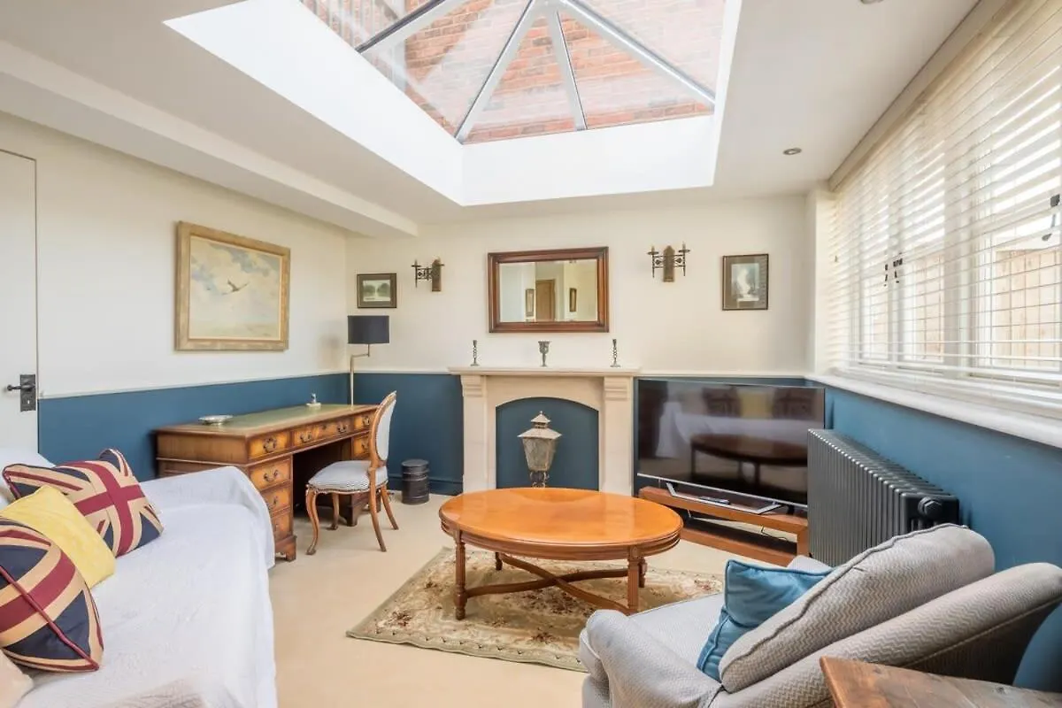 Stunning 3 Bedroom Home With Terrace & Parking Trumpington 0*,  United Kingdom