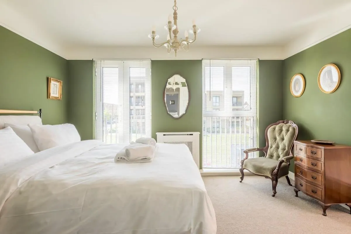Stunning 3 Bedroom Home With Terrace & Parking Trumpington 0*,