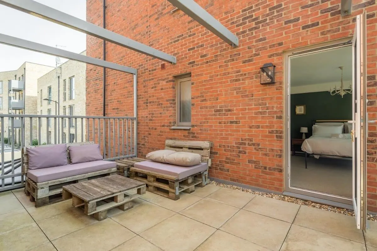 Stunning 3 Bedroom Home With Terrace & Parking contacts